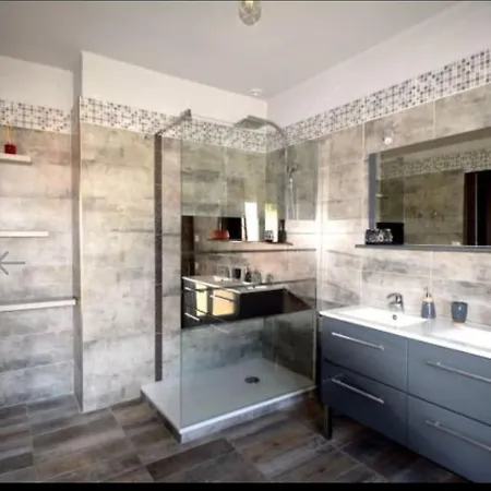 Luxe ,jacuzzi ,detente ,calme Parking Apartment